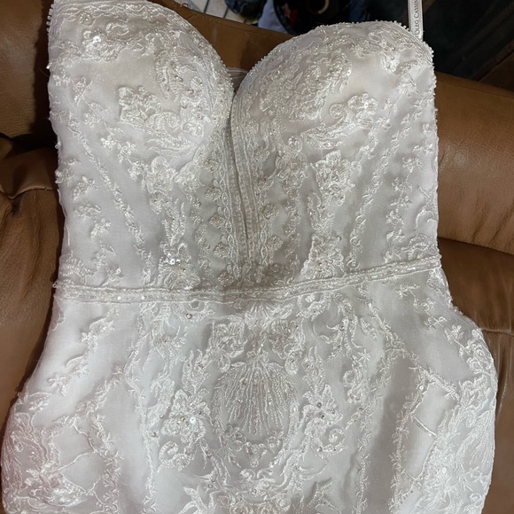 Brand New David’s Bridal Beaded Scroll and Lace Mermaid Wedding Dress Size 4 - Picture 10 of 16